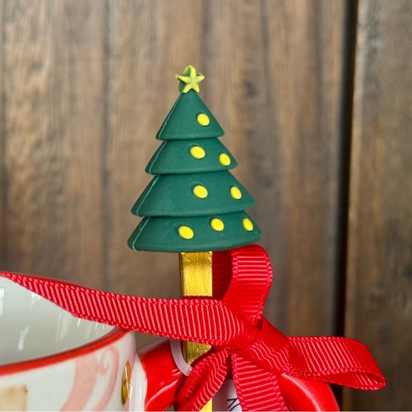 Gingerbread Man Mug with Christmas Tree Stirrer - Potter’s Studio Jingles & Joy - Picture 4 of 15